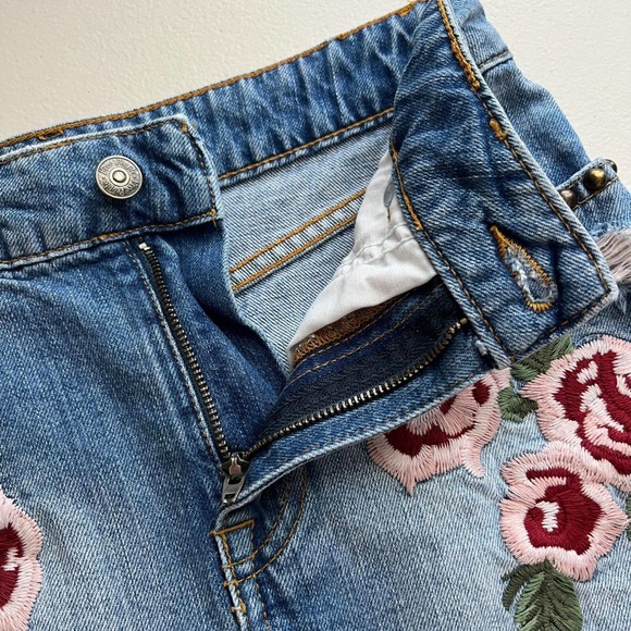 Free People Wild Rose Jean Skirt Size 2 Blue Embroidered Fray Hem Mini Floral - Picture 9 of 15